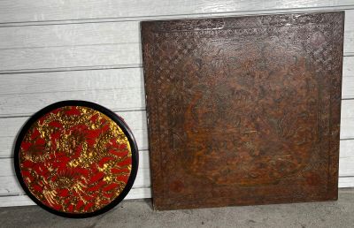 une assiette rouge et dorée à côté d'une assiette marron et noire