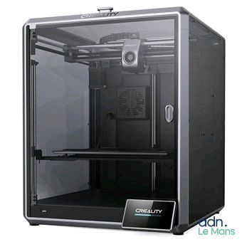 La grande imprimante 3D est posée sur une surface blanche