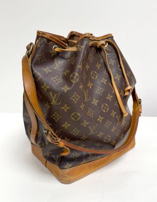 LOUIS VUITTON, modèle Noé. SAC seau en toile Monogram et cui…