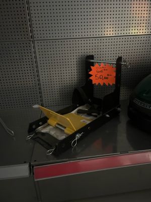 une voiture exposée sur une étagère dans un magasin