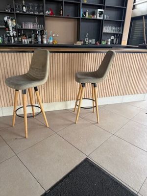 deux tabourets placés devant un bar