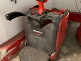 une machine rouge et noire qui se trouve dans une pièce