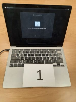 l'image d'un ordinateur portable posé sur une table en bois