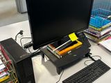 un ordinateur posé sur un bureau, avec un clavier et un écran