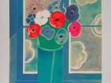 une image représentant un tableau de fleurs dans un vase, devant une fenêtre