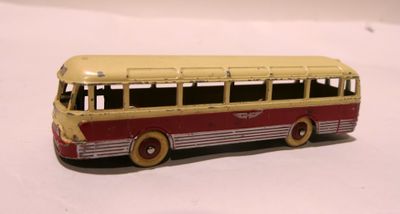 un petit bus posé sur une surface blanche
