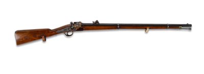 un vieux fusil avec un canon en bois sur fond blanc