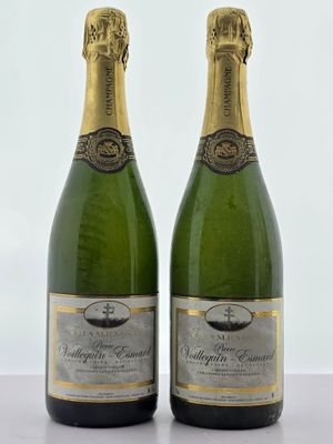 deux bouteilles de champagne posées sur une table l'une à côté de l'autre