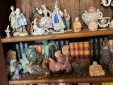 de nombreuses figurines sur les étagères de cette bibliothèque