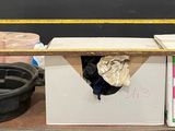 un petit chariot sur lequel se trouvent des cartons et d'autres objets