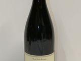 une bouteille de vin posée sur une table