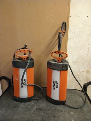 deux vaporisateurs orange et blancs posés sur un comptoir