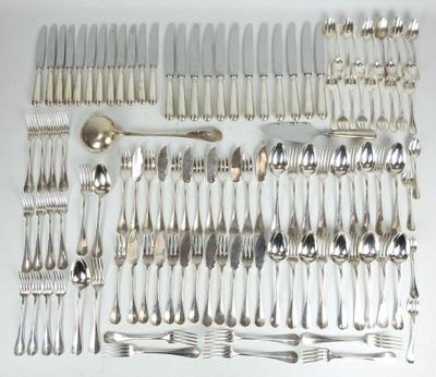 un grand nombre de cuillères et de fourchettes en argent disposées sur une table
