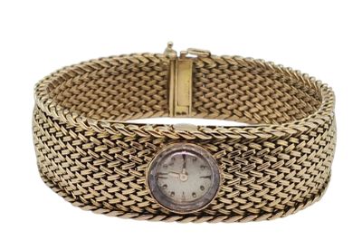 gros plan d'une montre-bracelet entourée d'une chaîne