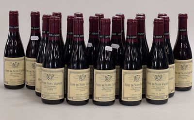 six bouteilles de vin sont alignées sur une surface blanche