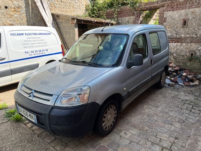 une camionnette argentée garée à côté d'une camionnette blanche