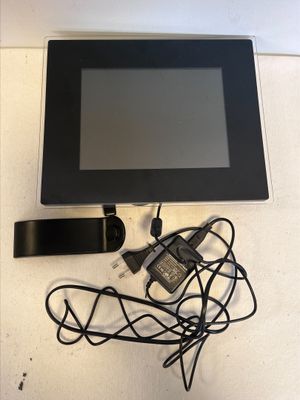 une tablette et un téléphone portable posés sur une table