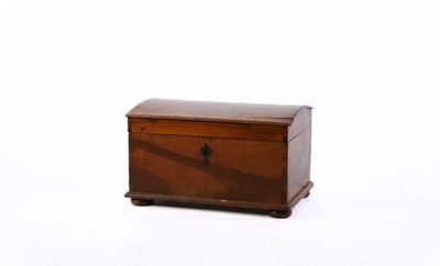 une vieille boîte en bois posée sur une surface blanche