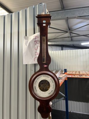 une horloge suspendue au plafond d'un immeuble