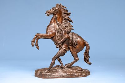 statue en bronze d'un cheval avec un cavalier sur son dos