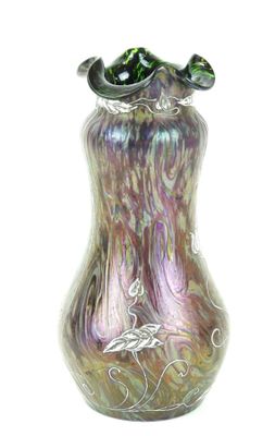 un vase en verre orné d'un motif violet et vert