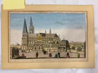 une photo d'un bâtiment sur lequel se trouve une horloge