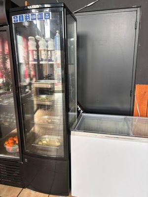 deux réfrigérateurs placés l'un à côté de l'autre dans une pièce