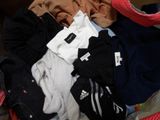 un tas de vêtements qui traîne dans une valise