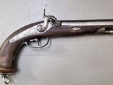 un vieux fusil accroché au mur