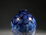 un vase bleu et blanc posé sur une table
