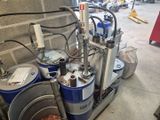 deux fûts de bière posés l'un à côté de l'autre sur le sol