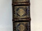 une pile de livres posée sur une table, avec une étiquette de prix dessus