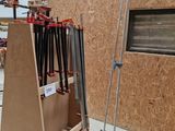 un support en bois sur lequel sont posées plusieurs battes de baseball