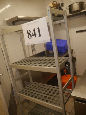 une étagère en métal sur laquelle figure un numéro, dans une cuisine