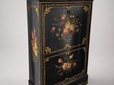 une image représentant une armoire noire sur laquelle sont peintes des fleurs