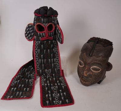 Plusieurs objets sont disposés sur une surface blanche, notamment un masque, une écharpe et une paire de chaussures