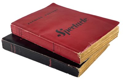 deux livres empilés sur une table