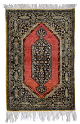 un tapis rouge et noir à franges sur fond blanc