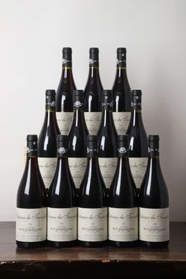 plusieurs bouteilles de vin posées sur une table en bois