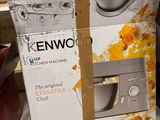 une boîte contenant des appareils électroménagers Kenwood sur l'étagère