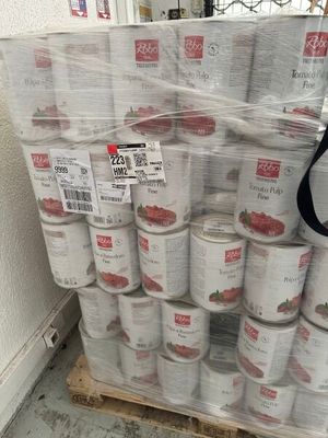 une palette remplie de boîtes de conserve