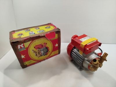 une petite voiture rouge et jaune et une petite voiture rouge et jaune
