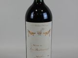 une bouteille de vin posée sur une table