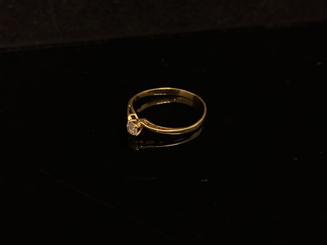 Bague en or 18 carats 750 millièmes serti d’une petite pierre bla...