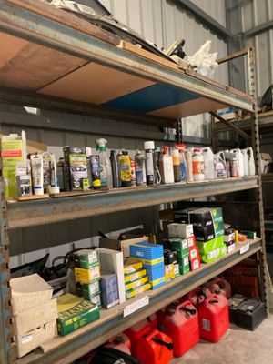 une étagère sur laquelle sont disposés de nombreux objets de toutes sortes