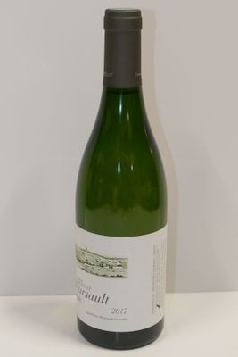 une bouteille de vin posée sur une table