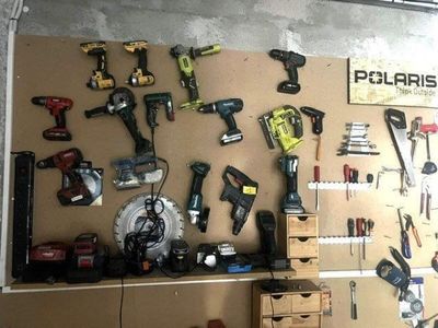 de nombreux outils accrochés au mur du garage