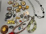 beaucoup de bijoux posés sur la table