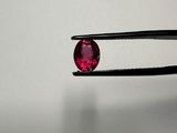 un gros plan sur une pince tenant un diamant rose