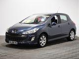 une photo d'une petite voiture bleue garée dans une pièce